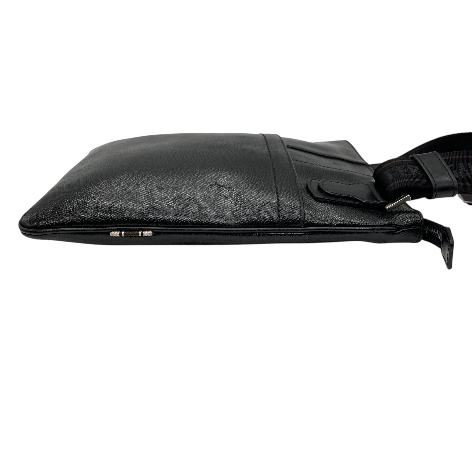 フェラガモ Salvatore Ferragamo ショルダーバッグ サコッシュ 黒 ブラック レザー シルバー金具 ロゴストラップ 斜め掛け可 メンズ K 6