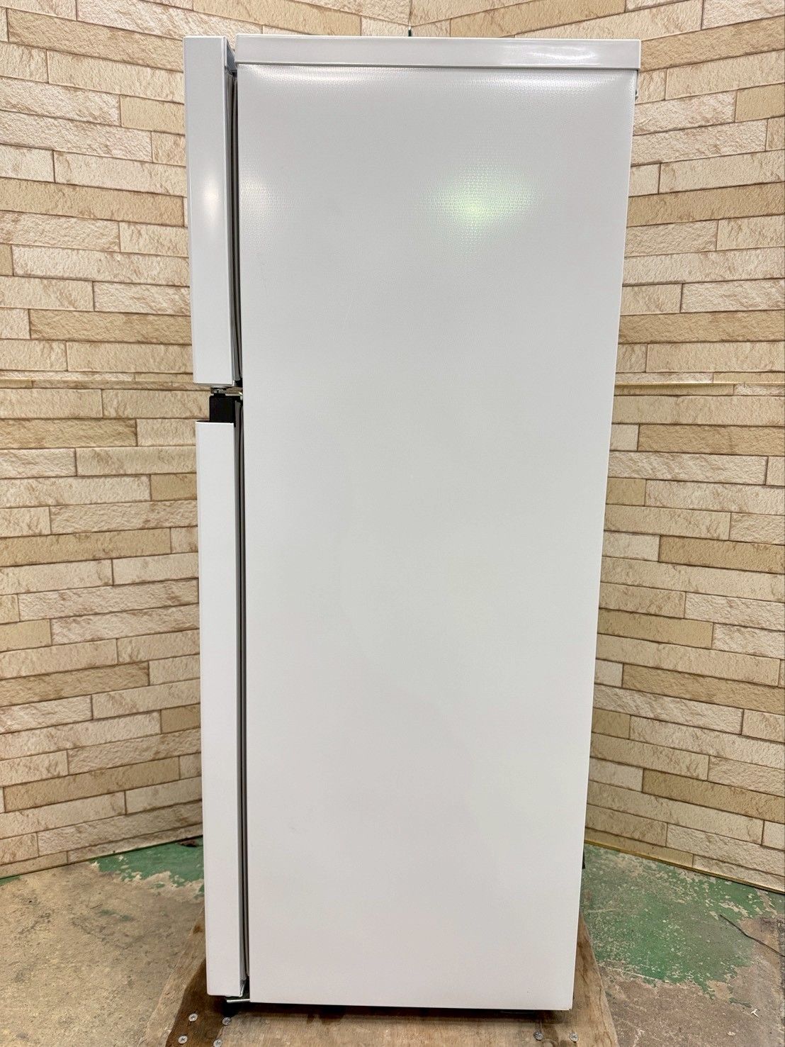 大阪送料無料★3か月保障付き★冷蔵庫★2021年★HR-B1202★IR-697 大阪送料無料☆3か月保障付き☆冷蔵庫☆ハイセンス☆2ドア☆2021年☆HR