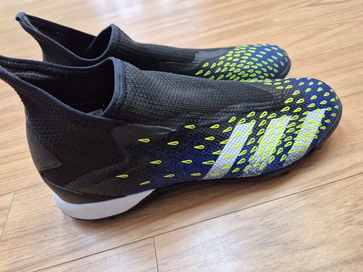 アディダス プレデター Freak 3 サッカーシューズ 260mmです- 人造芝で