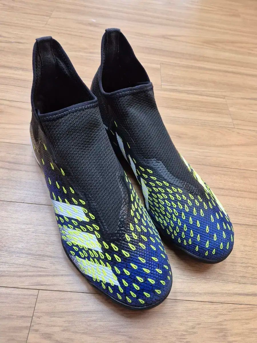 アディダス プレデター Freak 3 サッカーシューズ 260mmです- 人造芝で