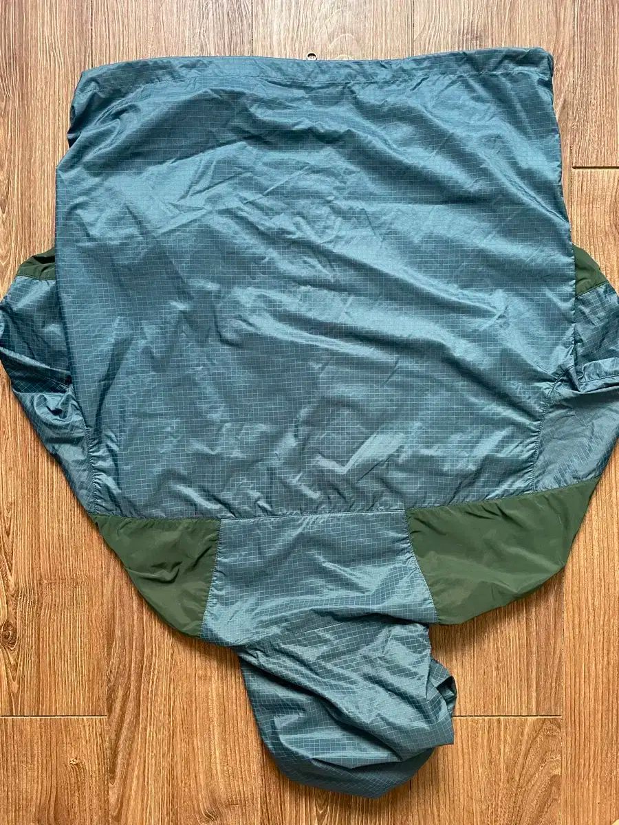 アウトスタンディング ウィンドブレーカー