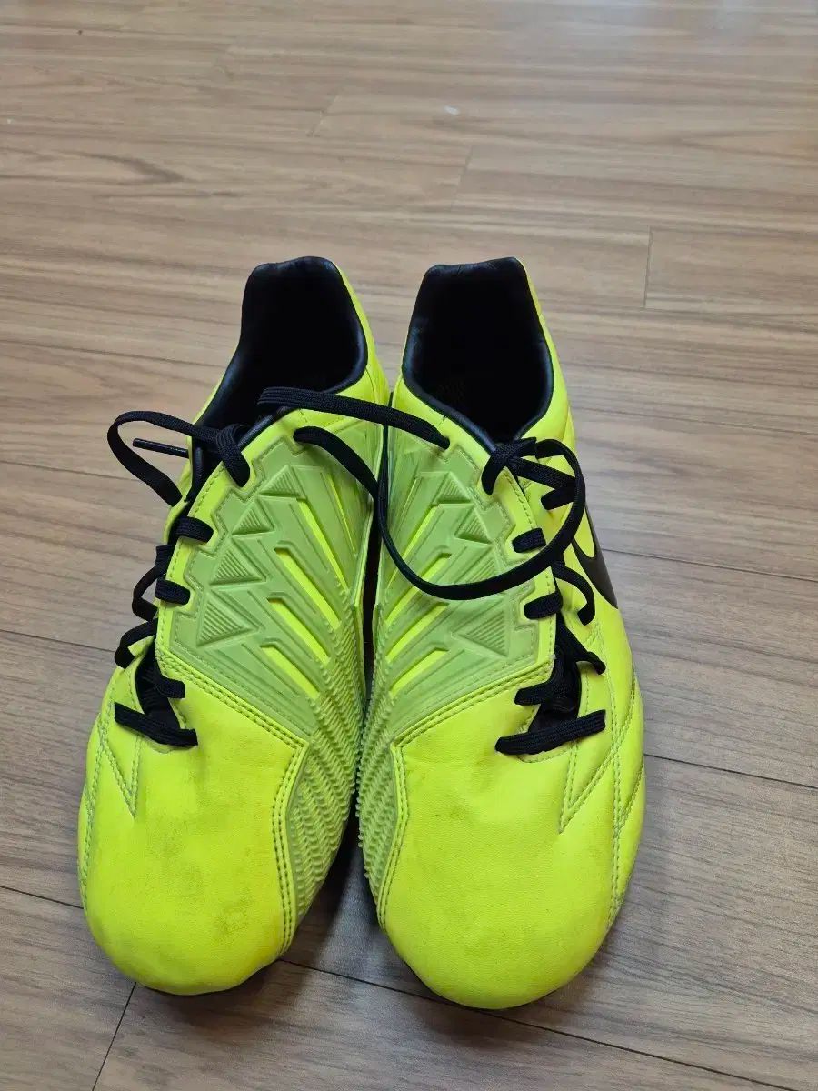 ナイキ T90 蛍光色 サッカーシューズです US 8 サイズ 260mmです サッカー