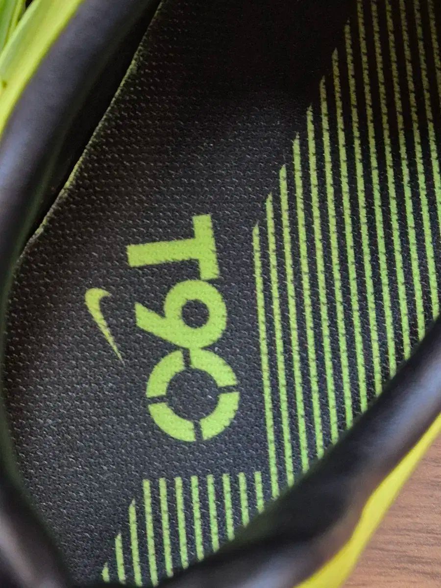 再出品 ナイキ T90 蛍光色 サッカーシューズです US 8 サイズ 260mmです サッカー 【大割引SALE】