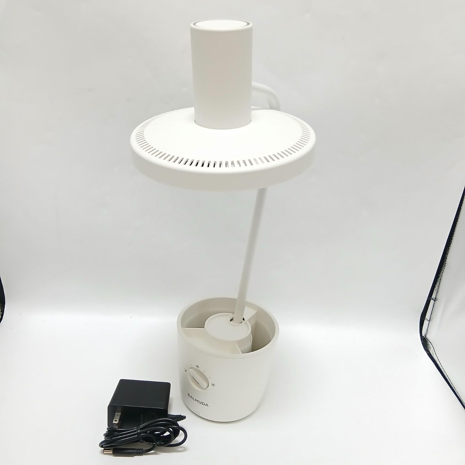 No.4101 バルミューダ ザ ライト 太陽光LEDデスクライト ホワイト BALMUDA The Light L01A-WH
