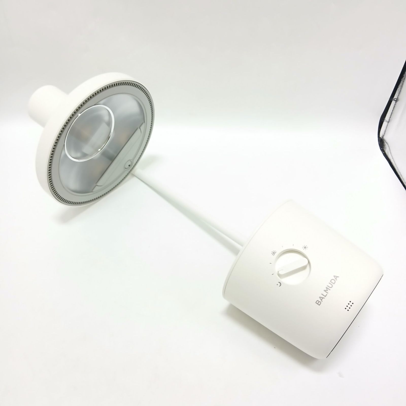 No.4101 バルミューダ ザ ライト 太陽光LEDデスクライト ホワイト BALMUDA The Light L01A-WH