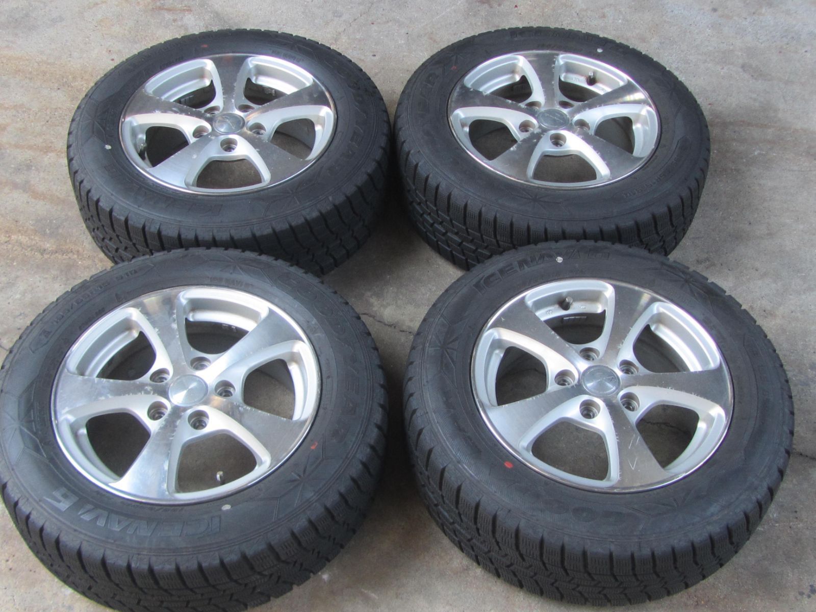 大 195 65 R 15 スタッドレス グッドイヤー アイスナビ6 ヴォクシー エスクァイア ステップワゴン アクセラ などなど