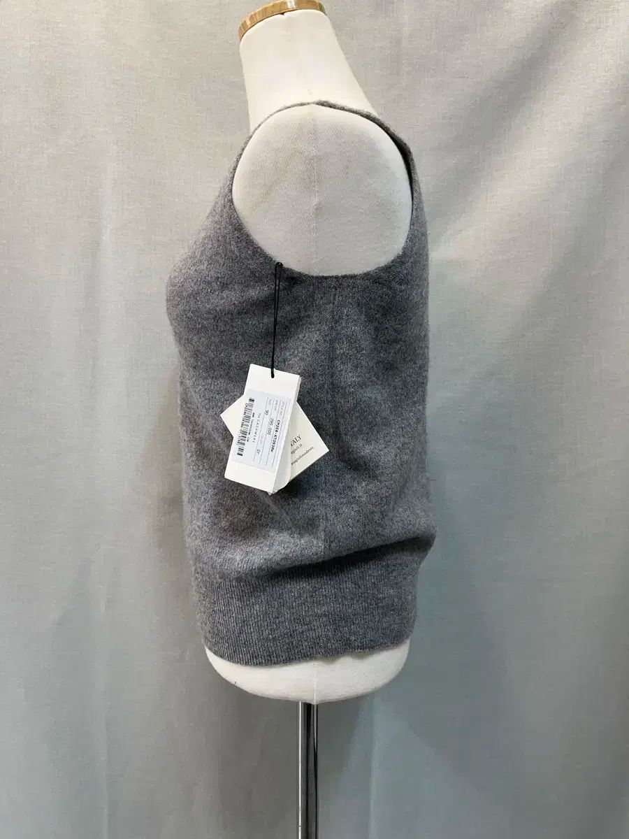 The CASHMERE カシミア ノースリーブ