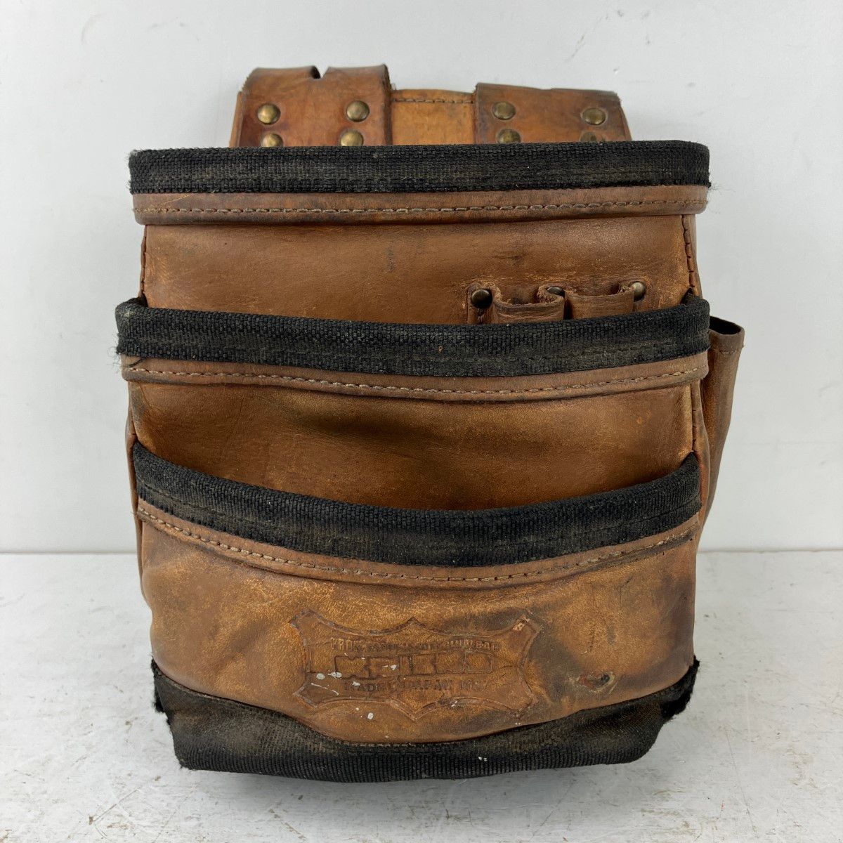 ЗЗKNICKS 総ヌメ革使用3段腰袋 縁バリ チェーンタイプ ベルトループ チェーン金具付 KNB-301DDX キャメル