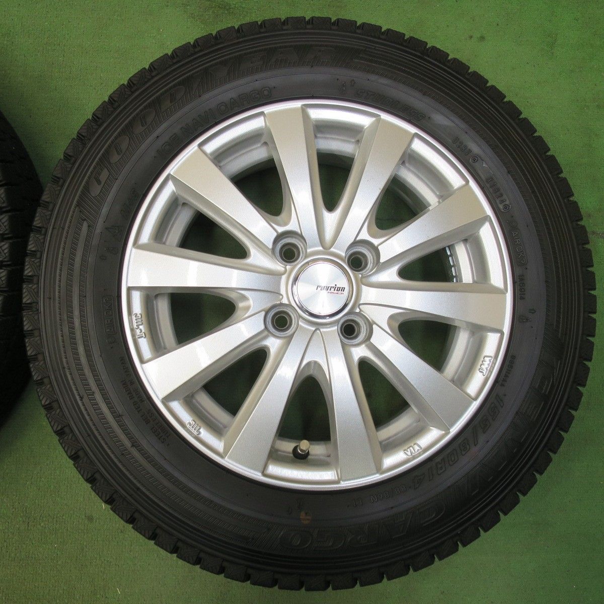  超バリ溝 24年 キレイ 9 5分以上 スタッドレス 155 80 R 14 88 86 N グッドイヤー アイスナビ CARGO ravrion RS 01 ラブリオン 14インチ PCD 100 4 H 5102802イス 14インチ タイヤ ホイールセット