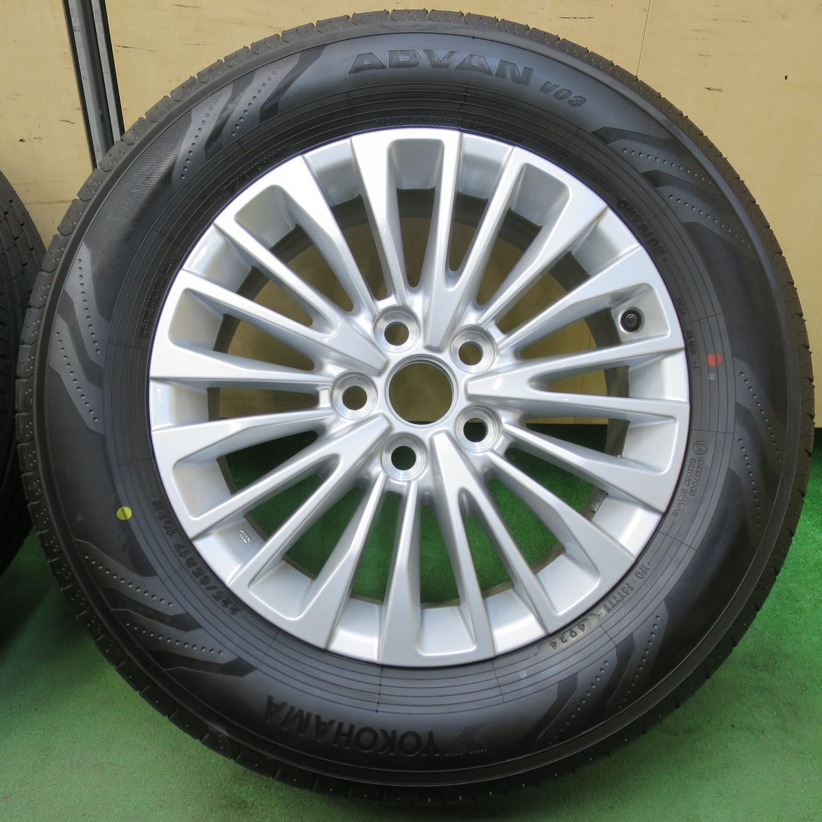  新車外し 24年 トヨタ 40系 アルファード ヴェルファイア 225 65 R 17 ヨコハマ アドバン V 03 17インチ PCD 120 5 H 5102805イノ 17インチ タイヤ ホイールセット