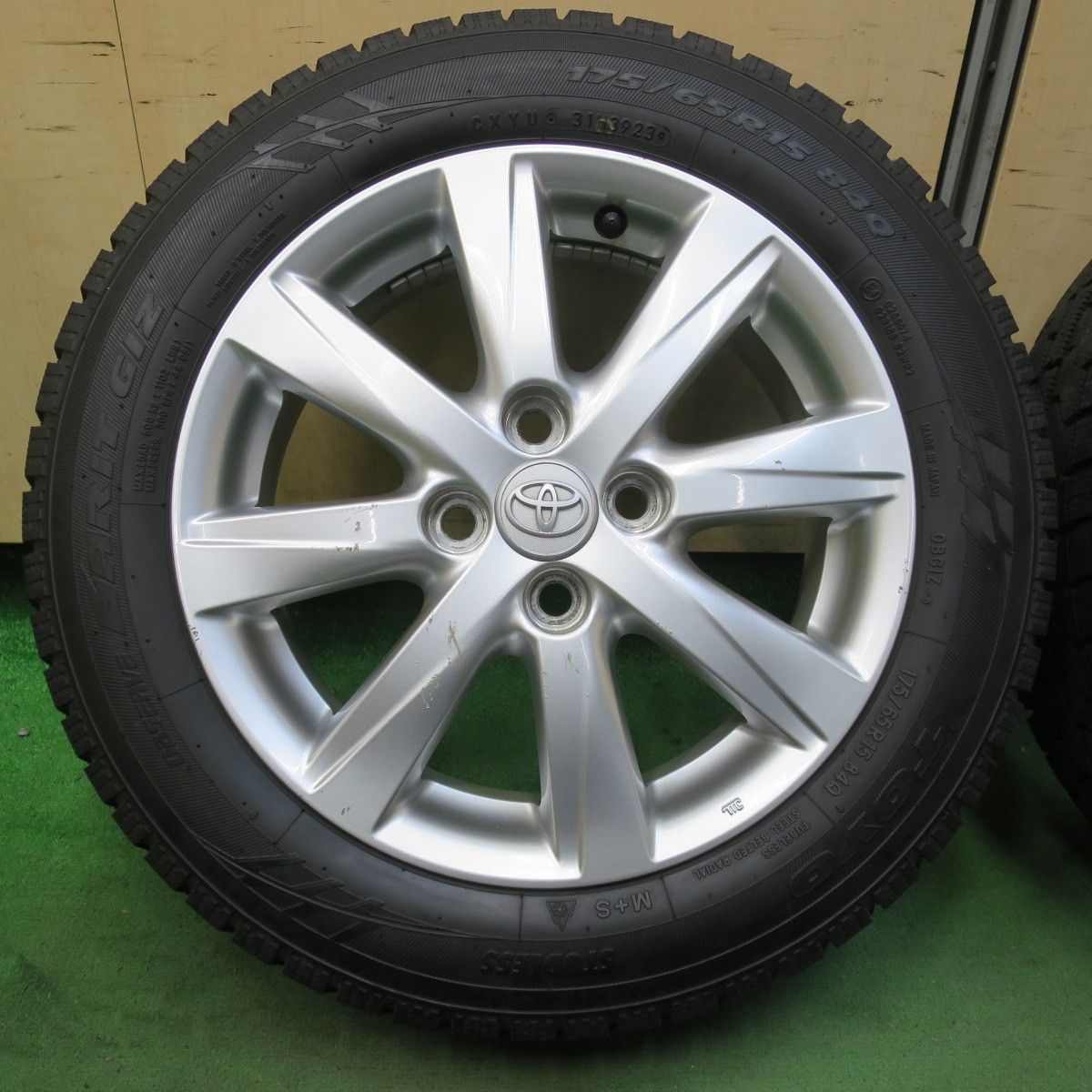 バリ溝 23年 9 5分以上 トヨタ NHP 10 アクア 175 65 R 15 スタッドレス トーヨー オブザーブ ガリット GIZ 15インチ PCD 100 4 H 5102803イス