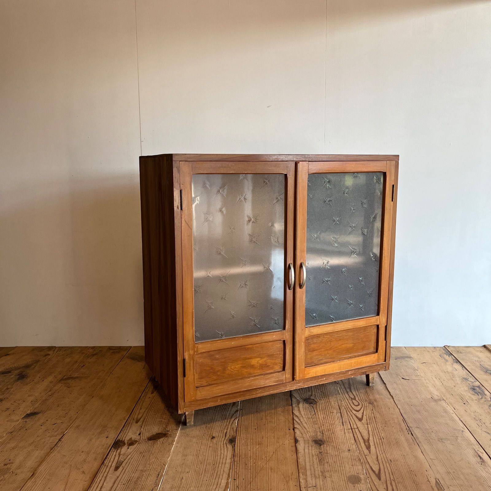 アンティーク ガラス 本棚 食器棚 戸棚 キャビネット レトロ 脚付き y226