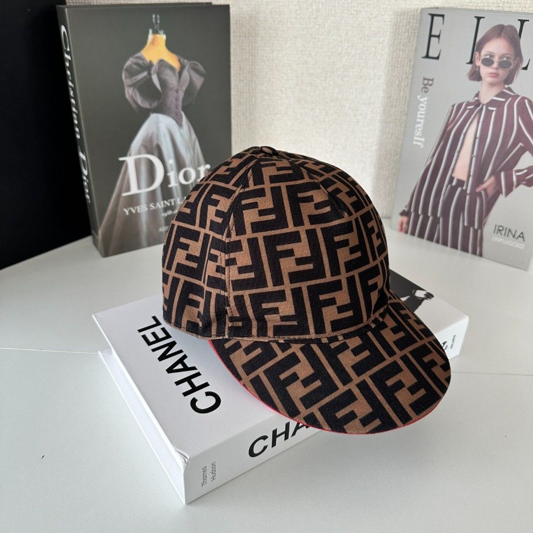 FENDI フェンディ ズッカ柄 ベースボールキャップ