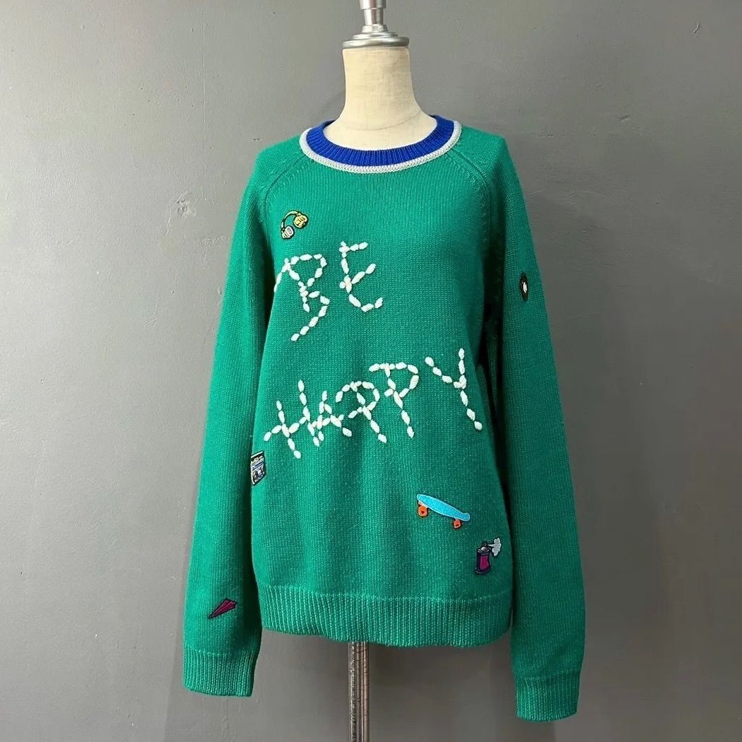 MIRA MIKATI BE HAPPY Sweater Wool Design ミラミカティ アローズ 別注 長袖 デザイン ニット セーター クルーネック メッセージ チェーンステッチ プルオーバー ウール グリーン 緑 レディース