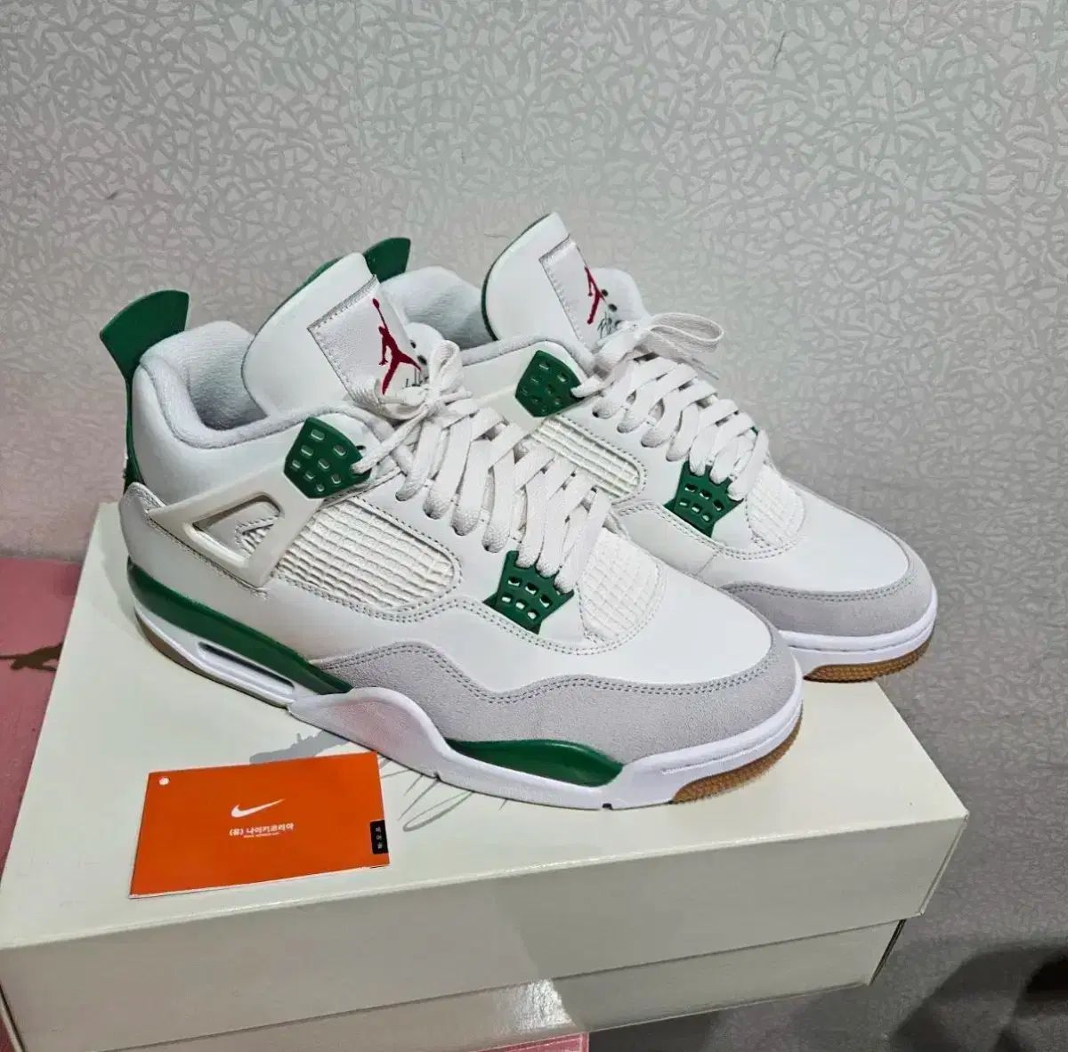 ジョーダン 4 x NIKE SB レトロ SP パイナップル グリーン