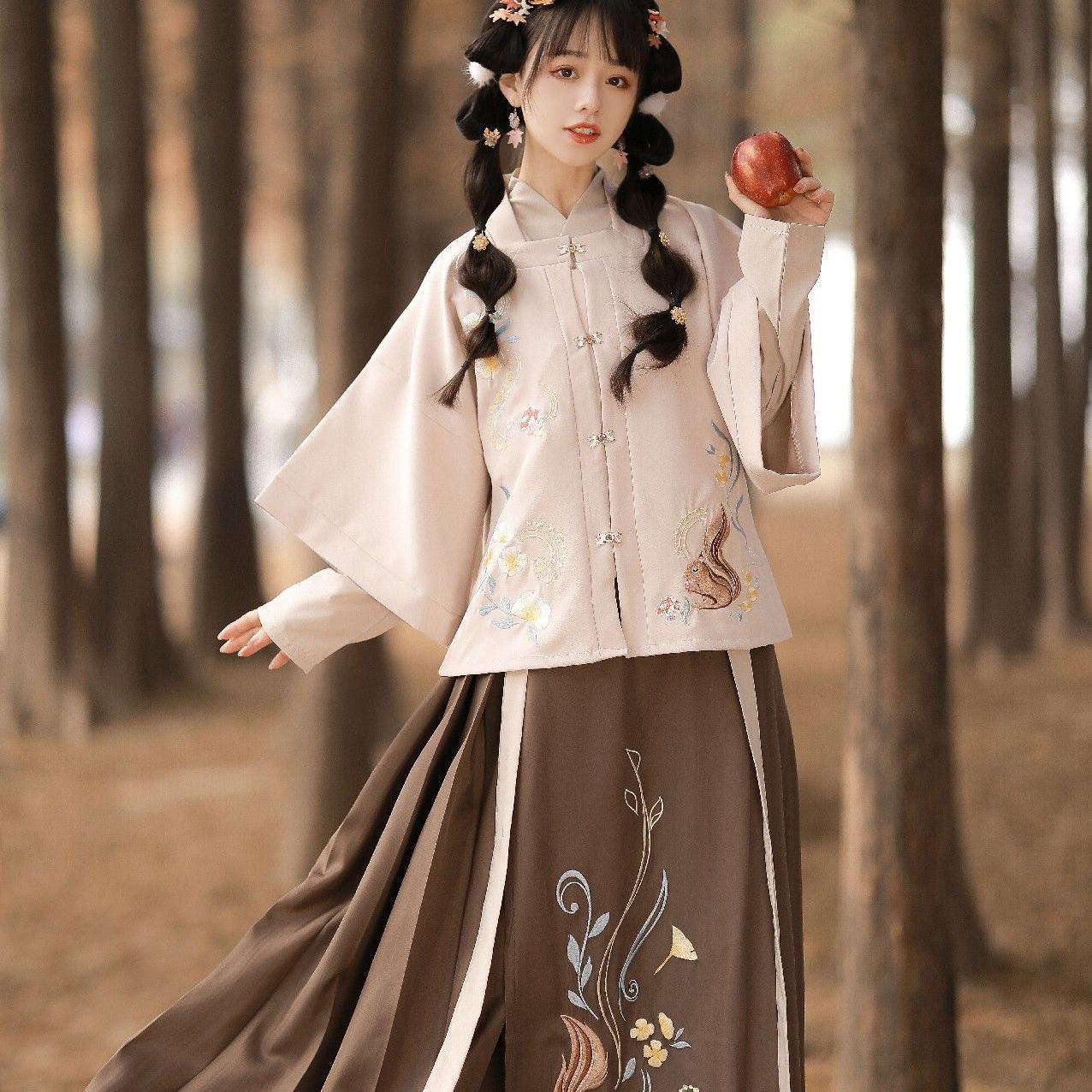 明制アウター 対襟 スクエアネック 半袖 披襖 ウール 秋冬 レディース フォーマル トラッド おしゃれ 防寒 温かい 中華スタイル 温もりと雅やかさを兼ね備えた 伝統美を感じる冬の一枚