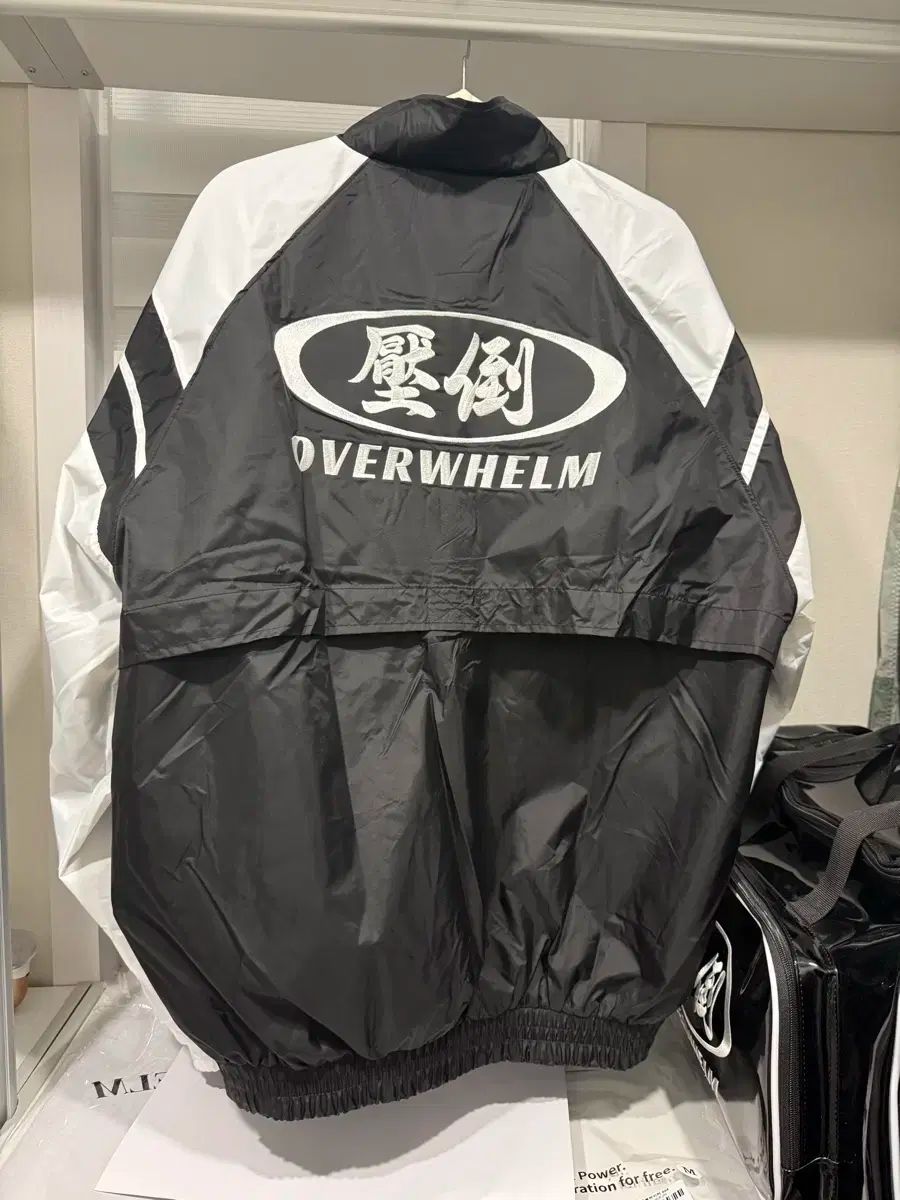 圧倒 ウィンドブレーカー ブラック M