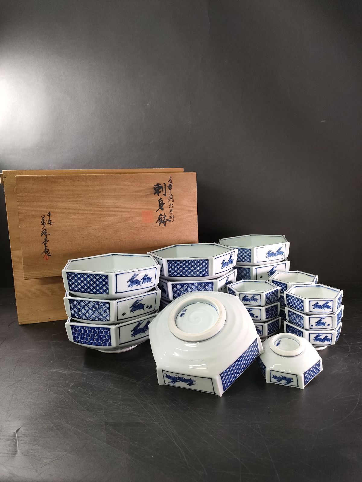 F2-04 平安萬珠堂製 寿楽銘 染付双鹿文六角刺身鉢 大10客 小10客 共箱 小鉢 小皿 銘々皿 数茶碗 懐石道具 懐石料理