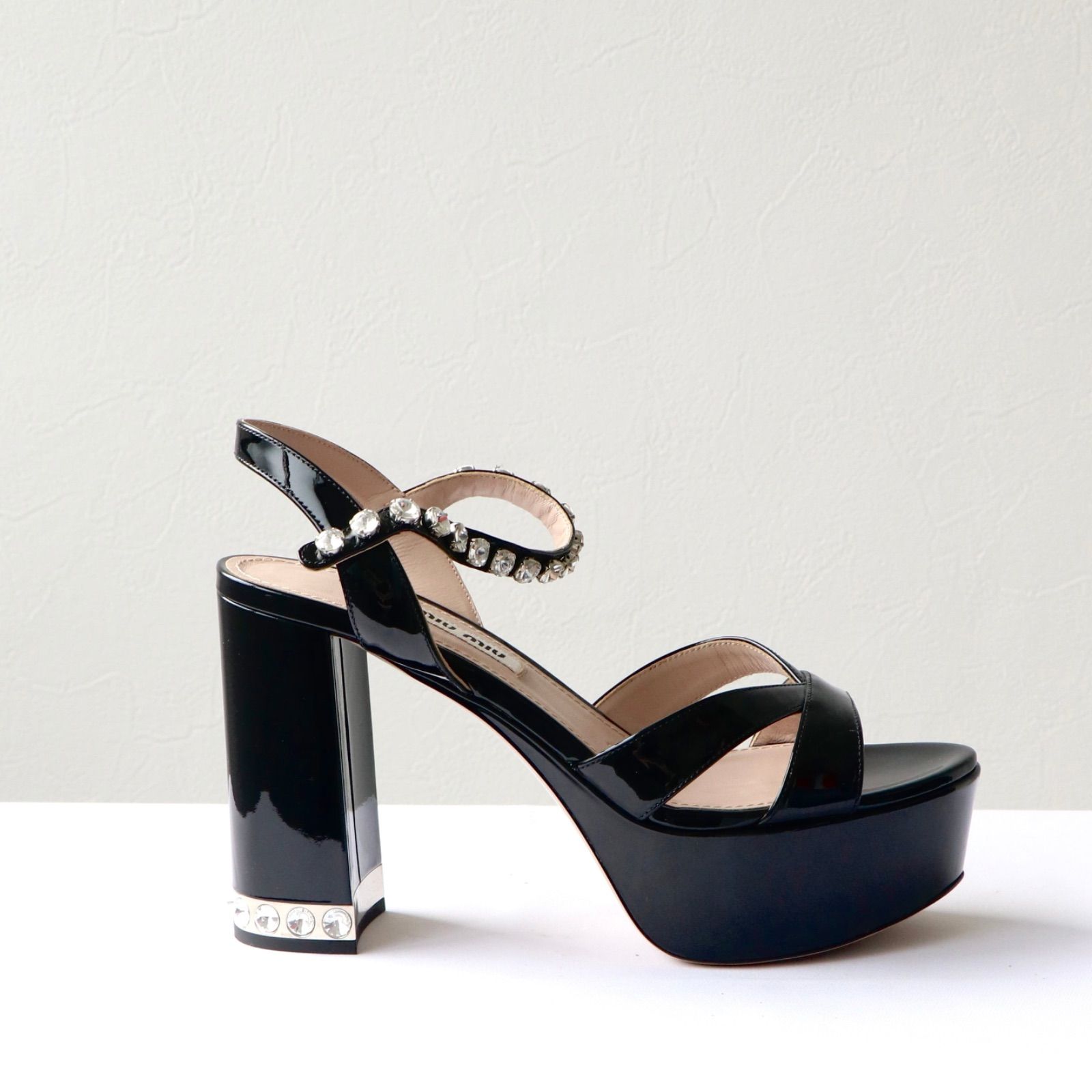 miu miu ビジュー付き ブラックミュール　パンプス miumiu ビジュー ヒールサンダル パンプス ブラック ミュウミュウ