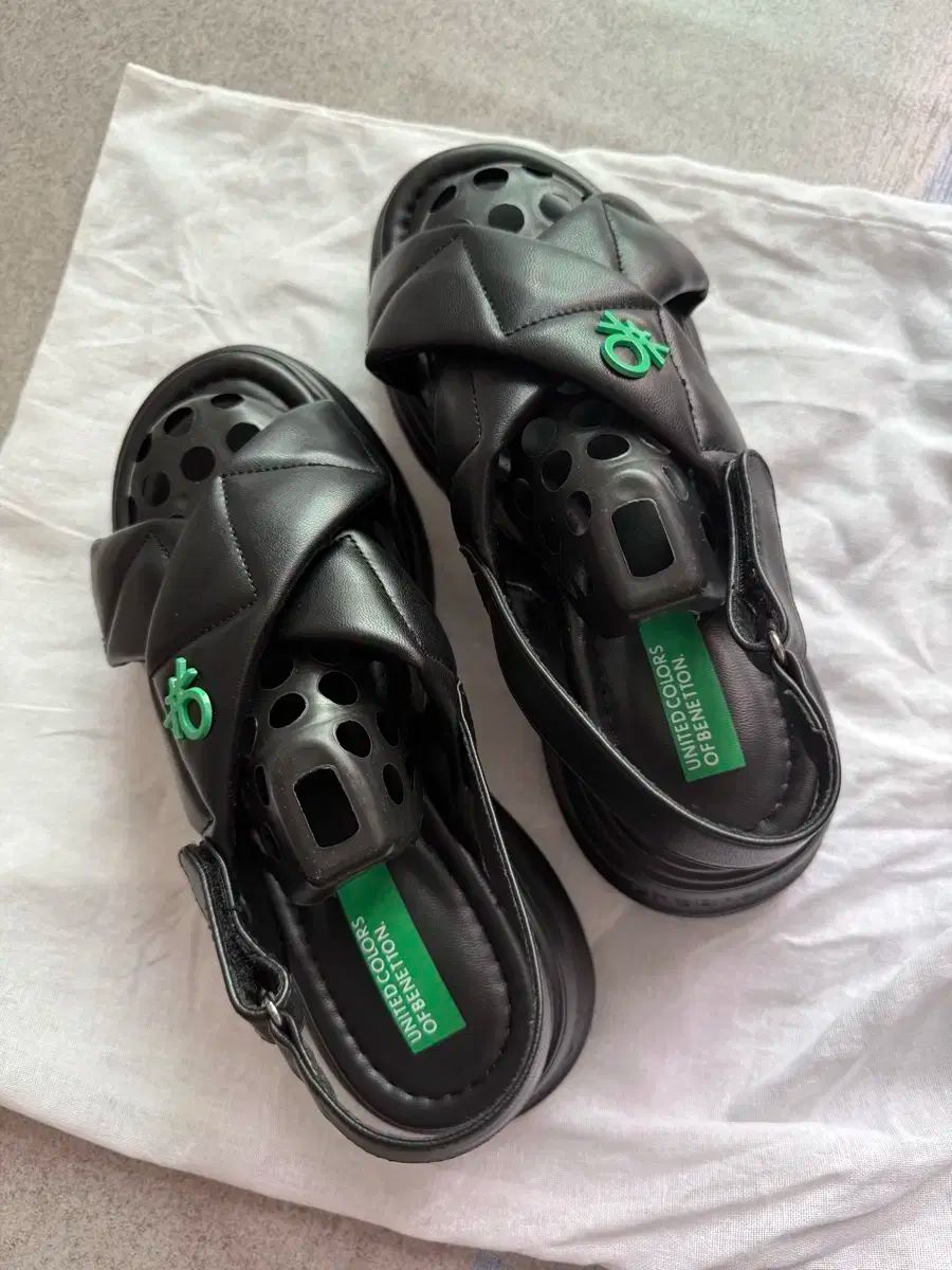 ベネトン ブラック クッション サンダル 245