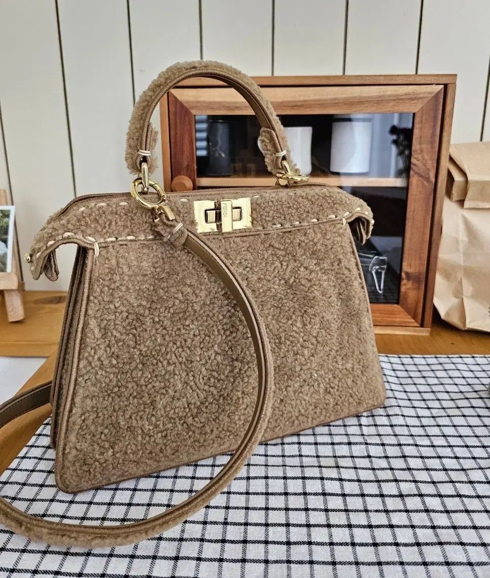 フェンディ シアリング ピーカブー アイ U スモール