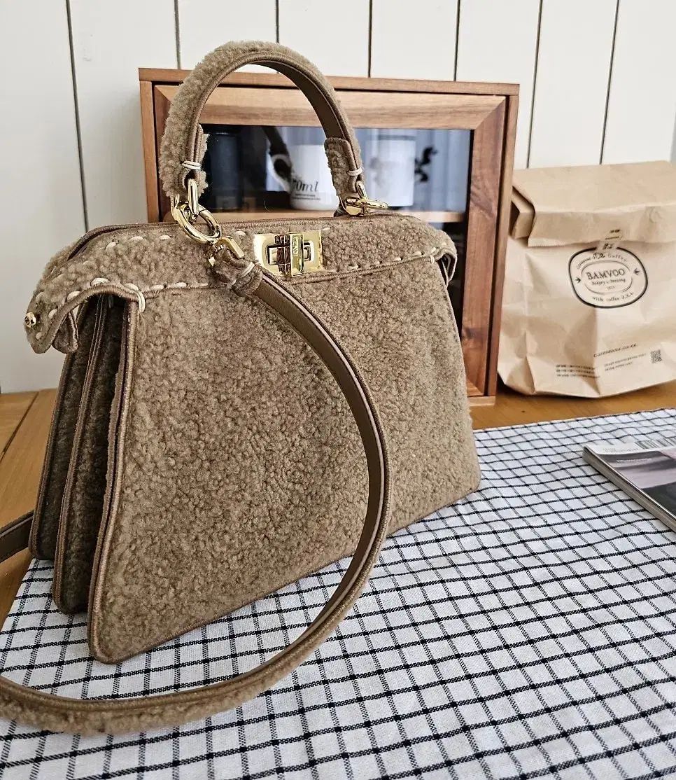 フェンディ シアリング ピーカブー アイ U スモール