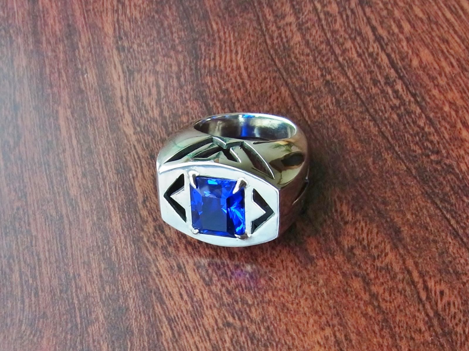 コバルトグラスリング コバルトを含んだ深いブルーのカットガラスが映えるリングです