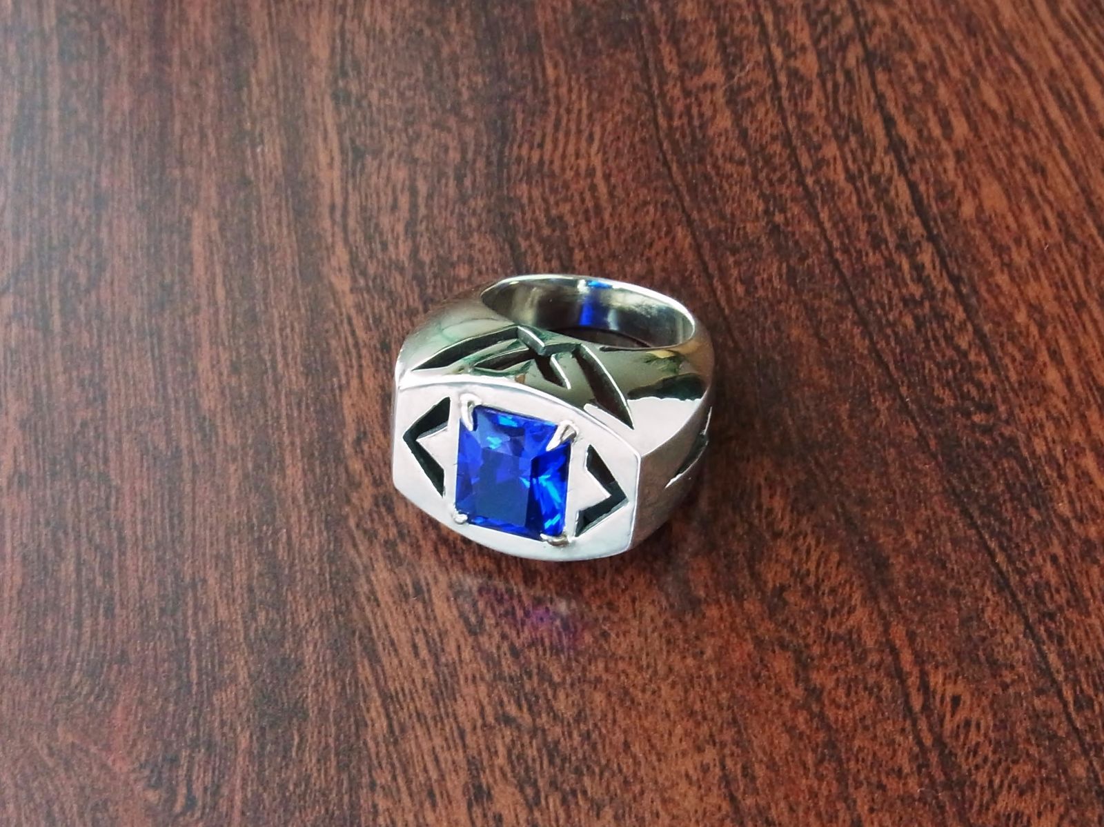 コバルトグラスリング コバルトを含んだ深いブルーのカットガラスが映えるリングです