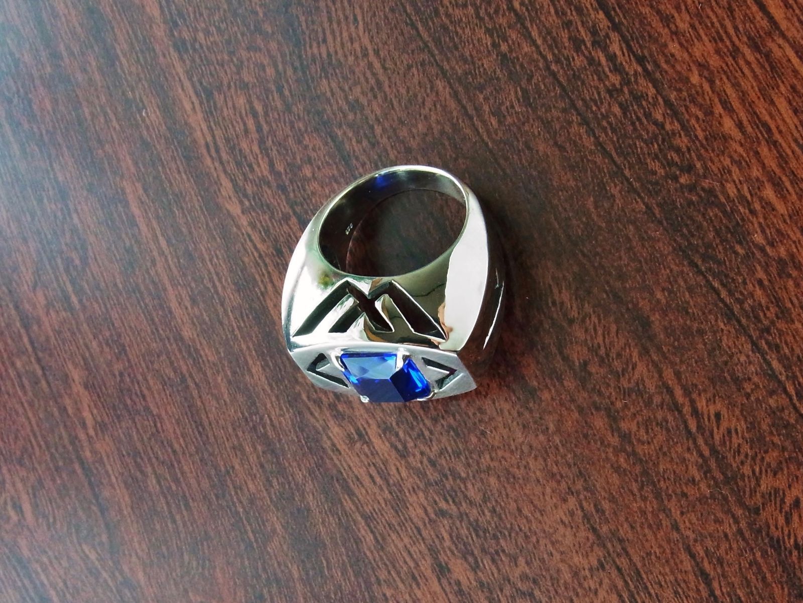 コバルトグラスリング コバルトを含んだ深いブルーのカットガラスが映えるリングです