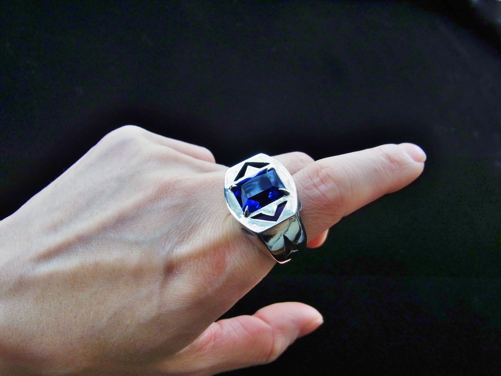 コバルトを含んだ深いブルーのカットガラスが映えるリングです