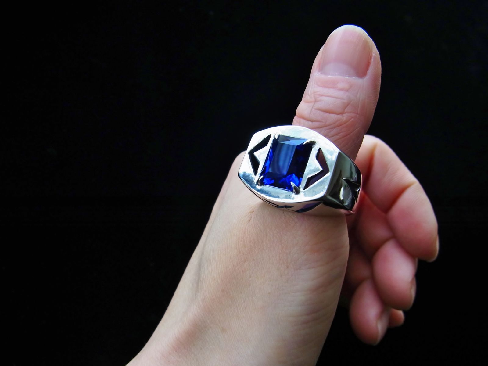 コバルトを含んだ深いブルーのカットガラスが映えるリングです