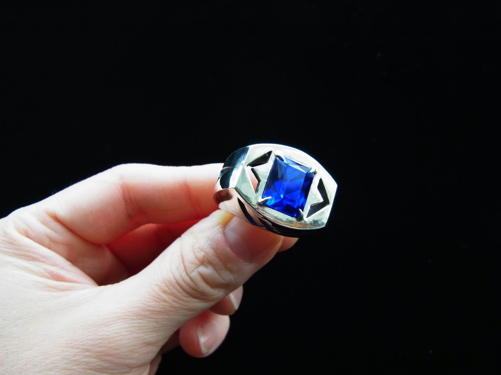 コバルトグラスリング コバルトを含んだ深いブルーのカットガラスが映えるリングです