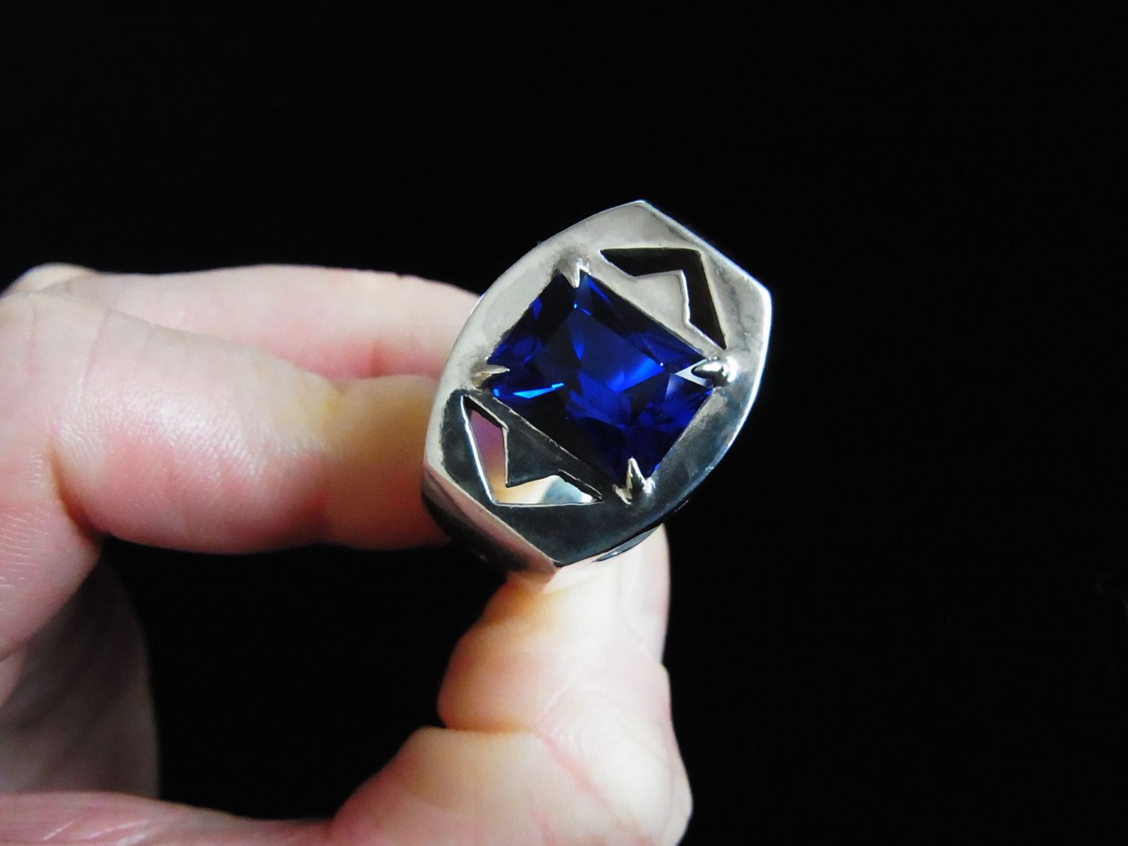 コバルトを含んだ深いブルーのカットガラスが映えるリングです