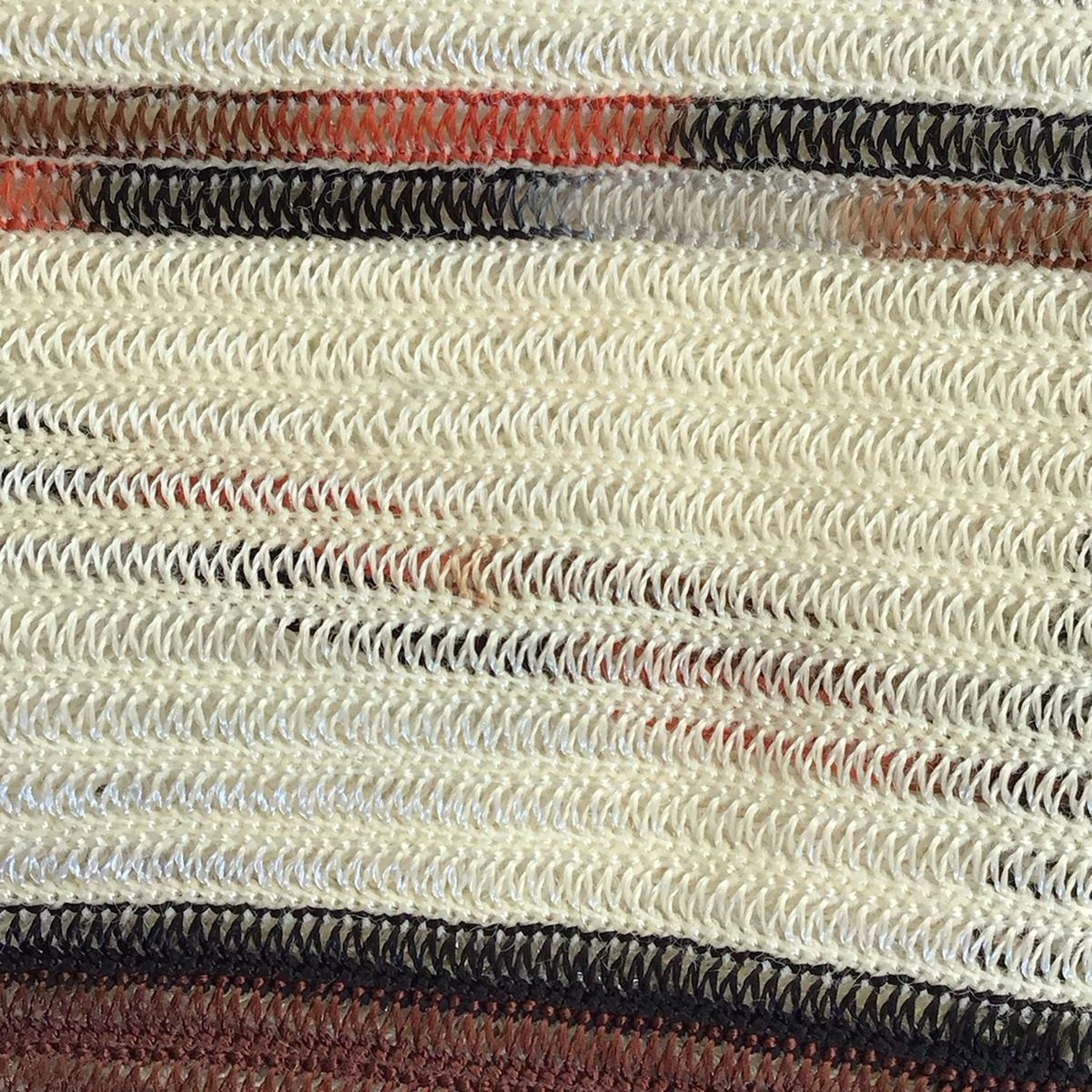 - ダークブラウン×レッド×マルチ