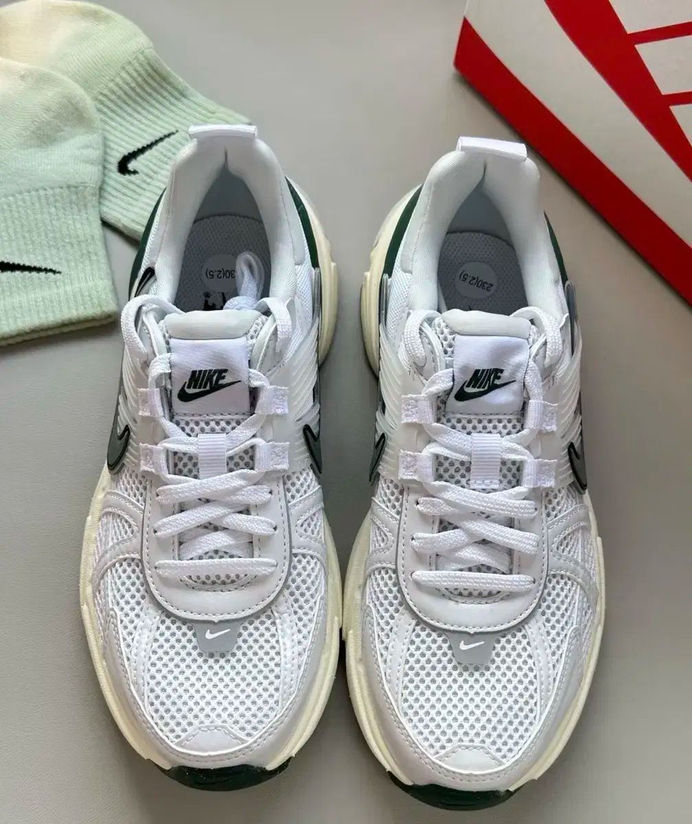  ナイキ V 2 K ラン スニーカー ランニングシューズ 230 スニーカー 靴