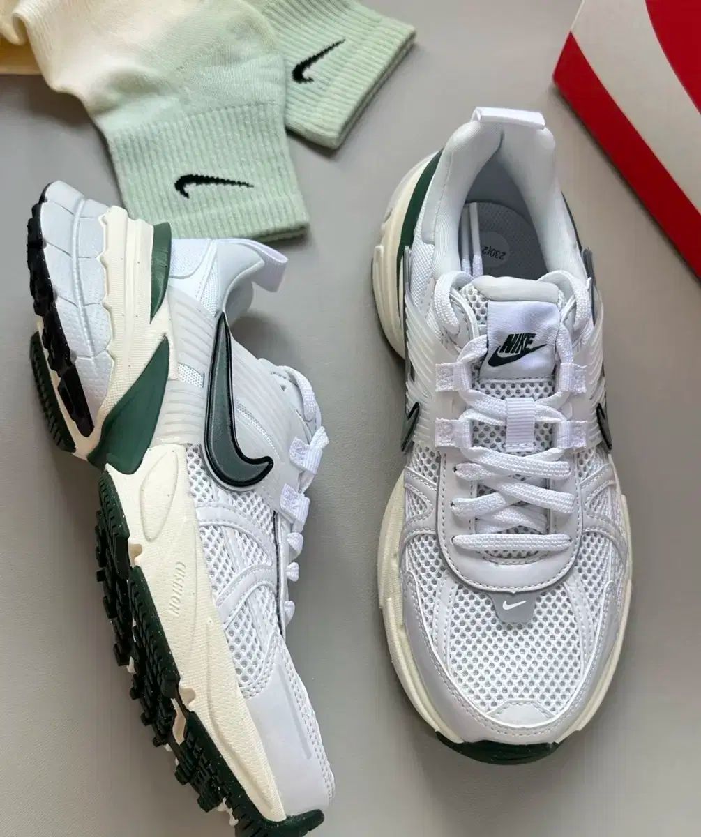 ナイキ V 2 K ラン スニーカー ランニングシューズ 230