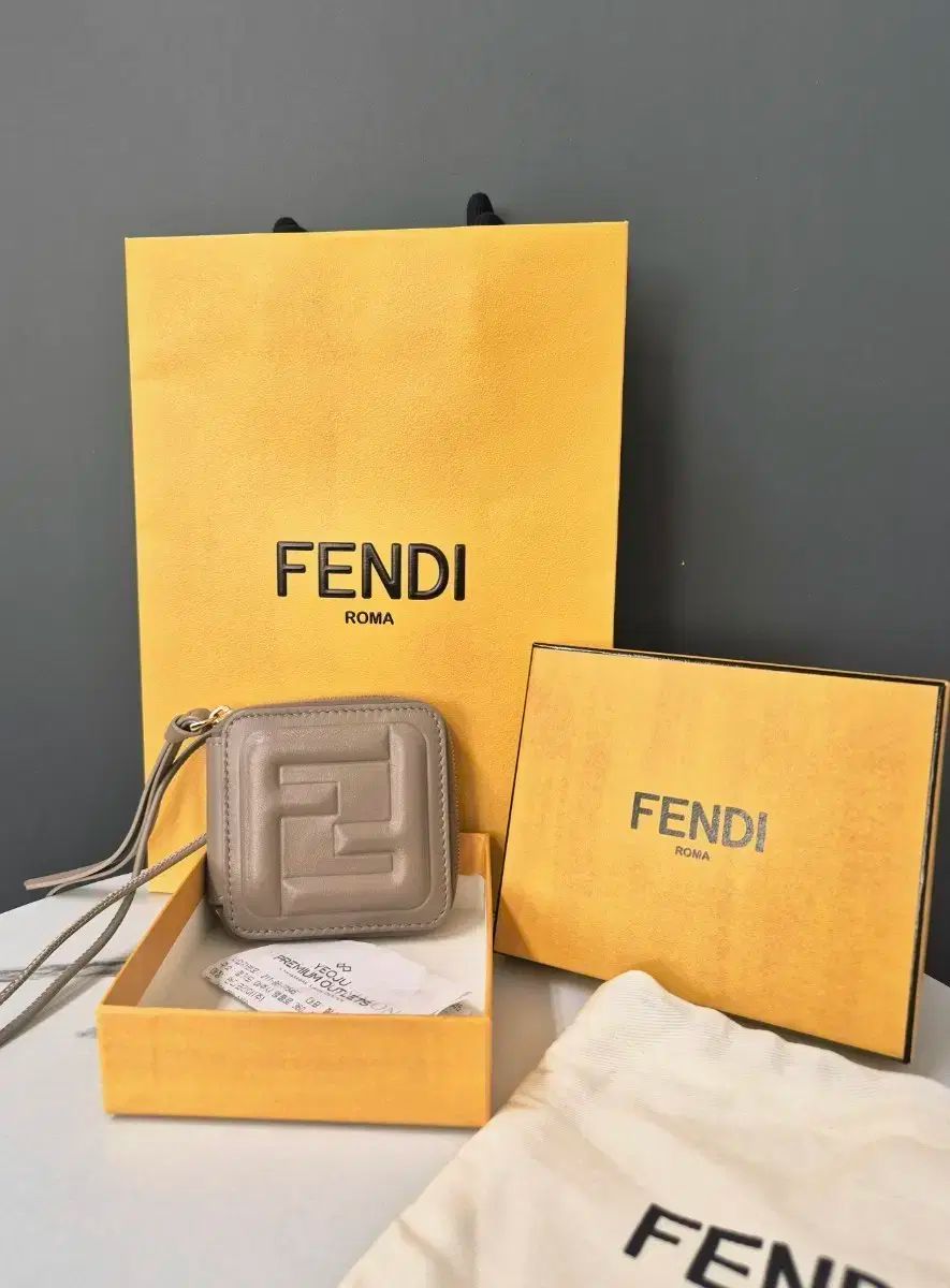 FENDI フェンディ FFキューブ エンボス スモール ジッパー 財布