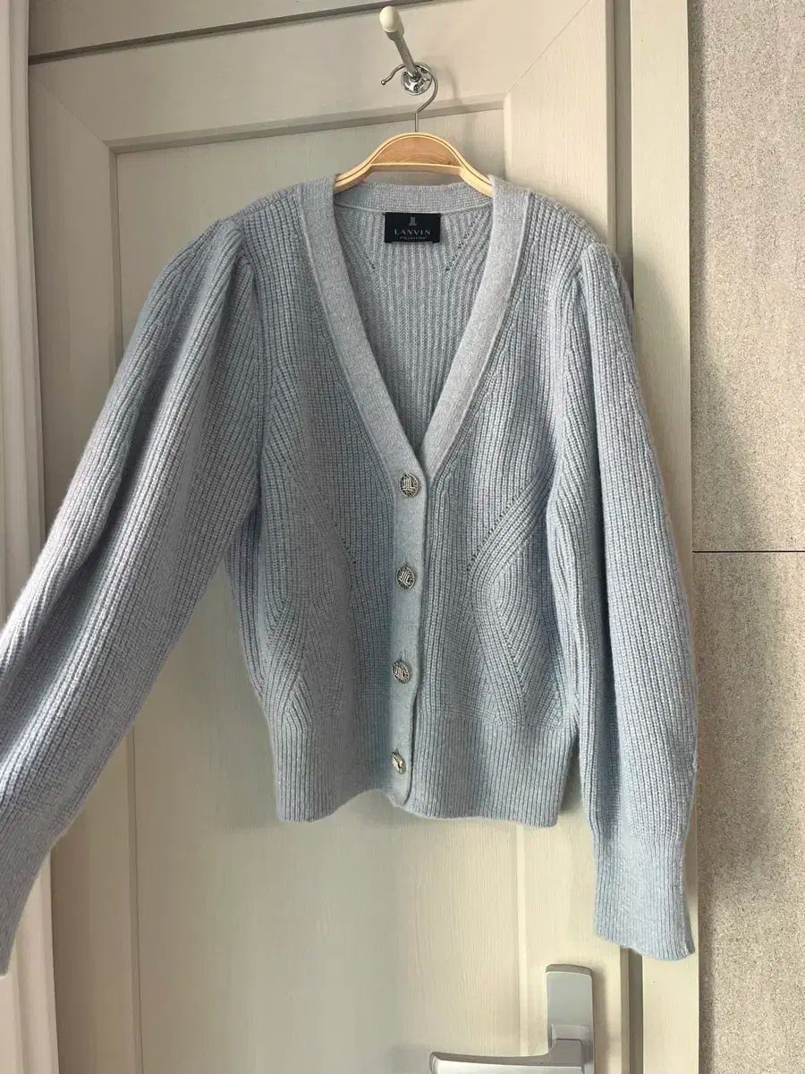 The HANDSOME LANVIN COLLECTION パールボタン Vネック パフ ニットカーディガン スカイブルー カシミアブレンド