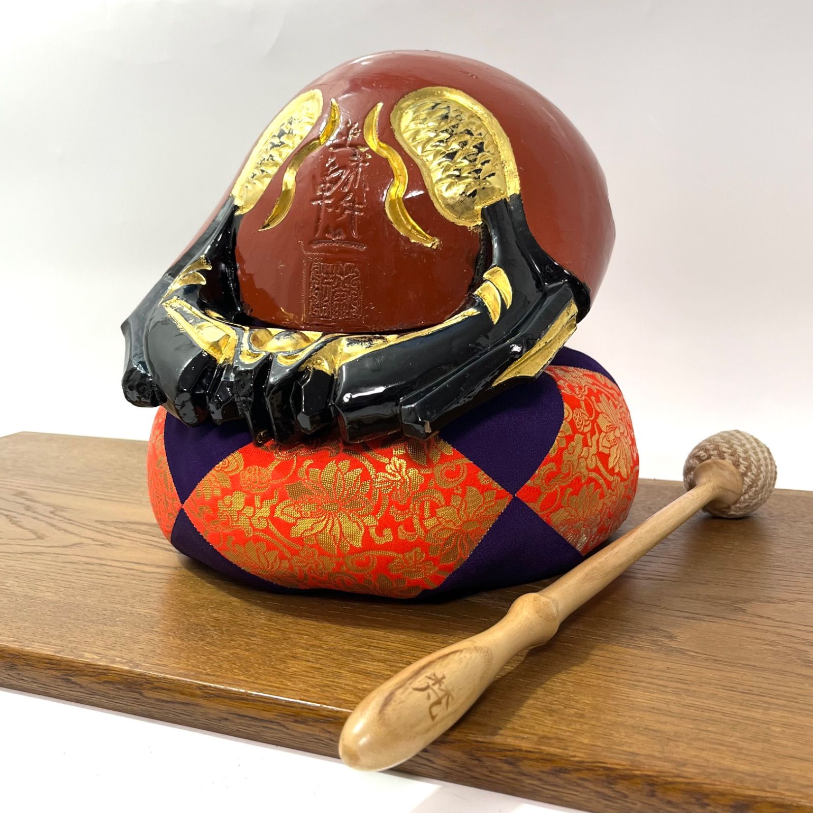 た74 玉鱗工特大木魚 大きい木魚 双龍彫朱塗木魚8寸 幅24cm 座布団バチ りん布団付き バイ付 漆塗 仏教美術 葬祭用品 仏具法具 寺院 鳴り物 朱色 梵音具 仏教 本堂 本尊 龍 仏器 法要