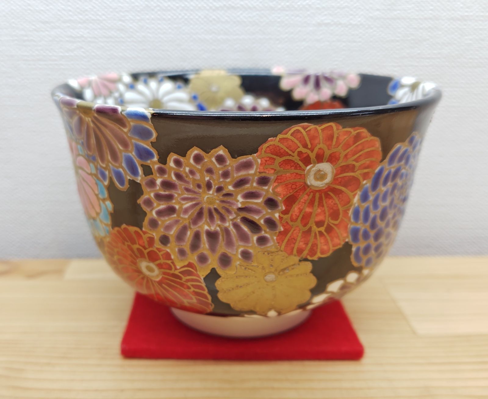 逢絢亭・新品】茶道具 茶碗 京焼 黒釉 菊詰の絵 加藤利昇窯 共箱入り