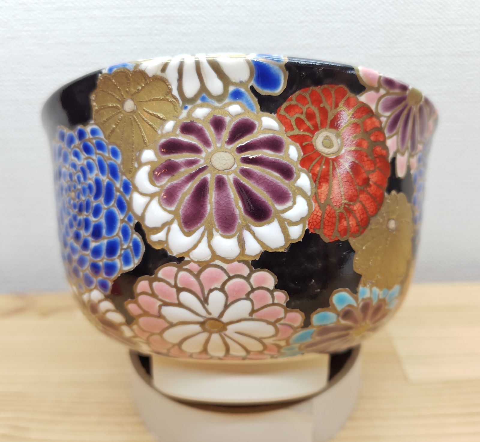 逢絢亭・新品】茶道具 茶碗 京焼 黒釉 菊詰の絵 加藤利昇窯 共箱入り