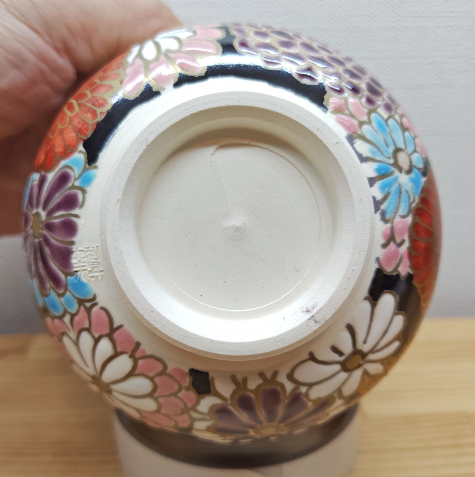 逢絢亭・新品】茶道具 茶碗 京焼 黒釉 菊詰の絵 加藤利昇窯 共箱入り