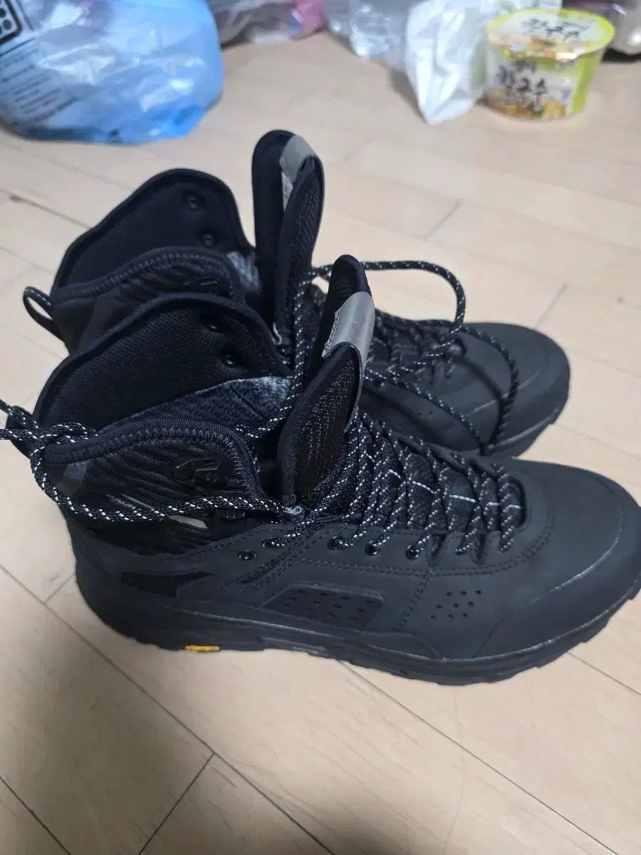 KOLONSPORT コーロンスポーツ トライポッド ミッド2 ブラック 285