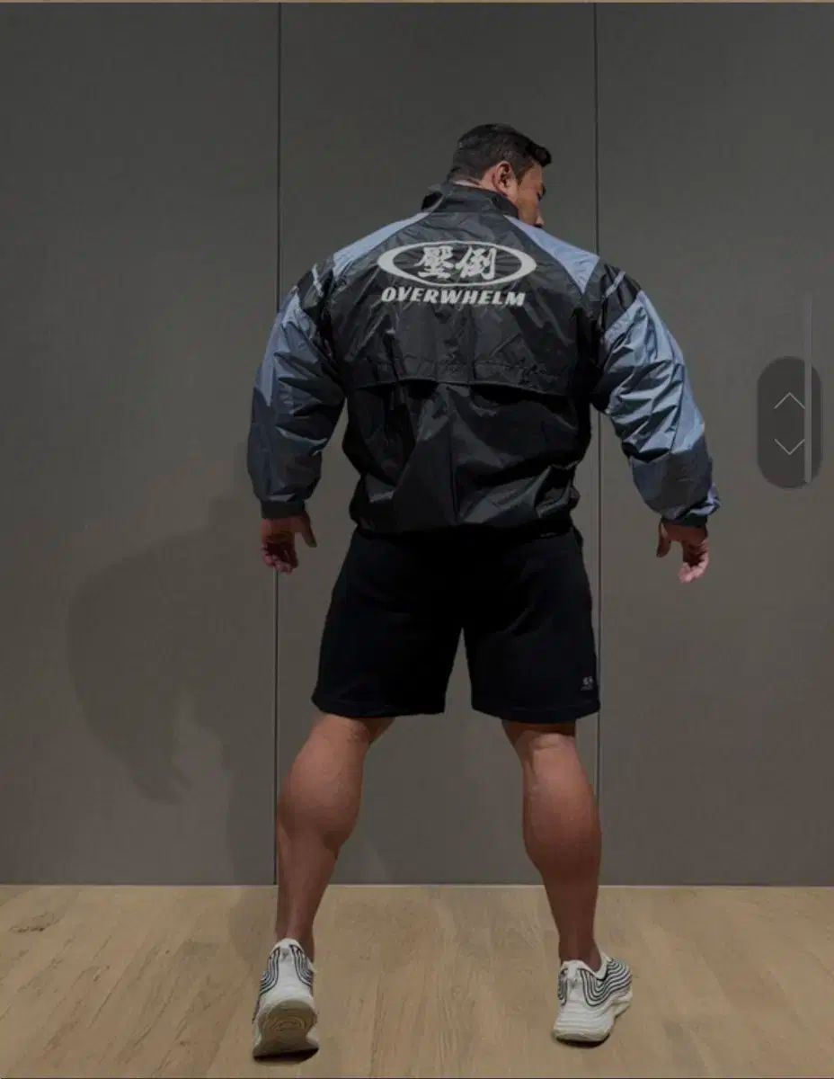 圧倒 ウィンドブレーカー ブラック アッシュブルー M