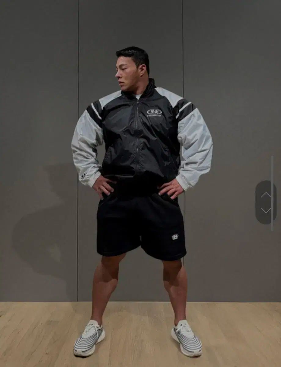 圧倒 WIND AND WISH ウィンドブレーカー ブラック 白 M