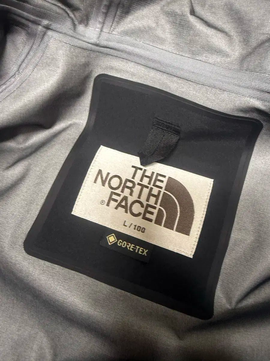 ゴアテックス ウィンドブレーカー