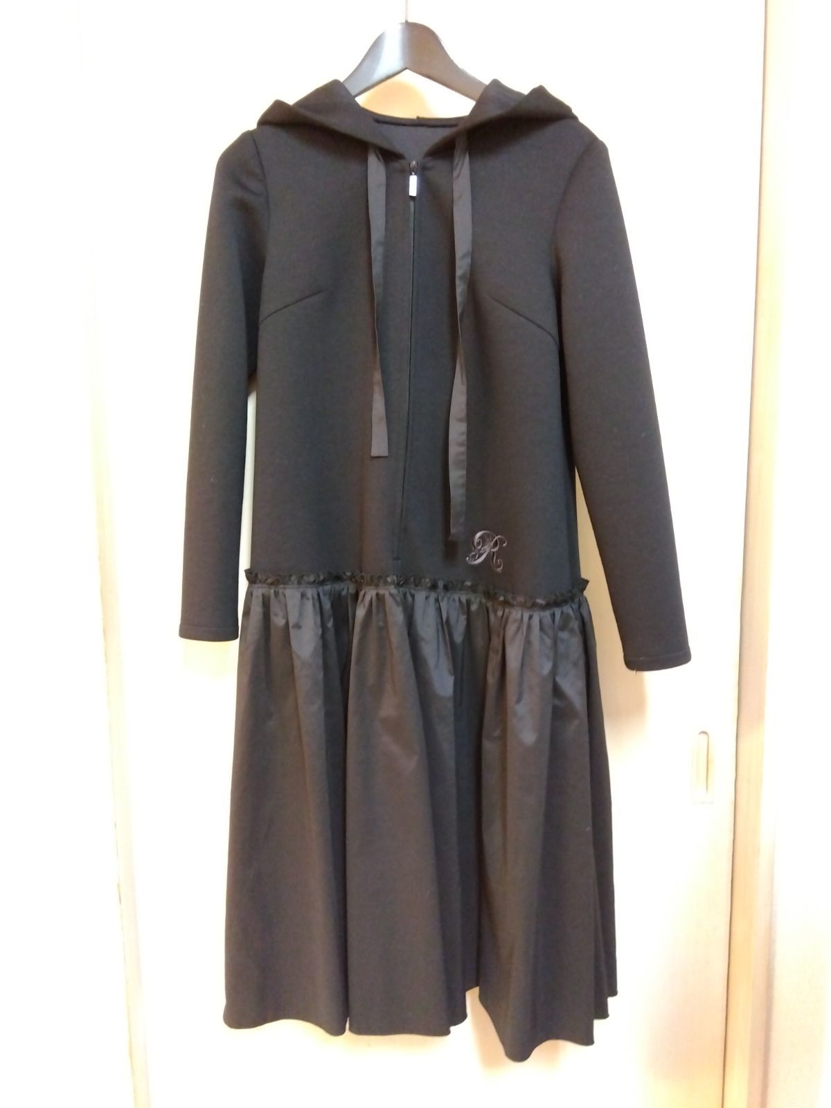 M24 ルネ Rene ジップアップフーディー切替ワンピース 異素材フ スカートワンピース ダンボールニット ややAライン おしゃれ かわいい キレイ目