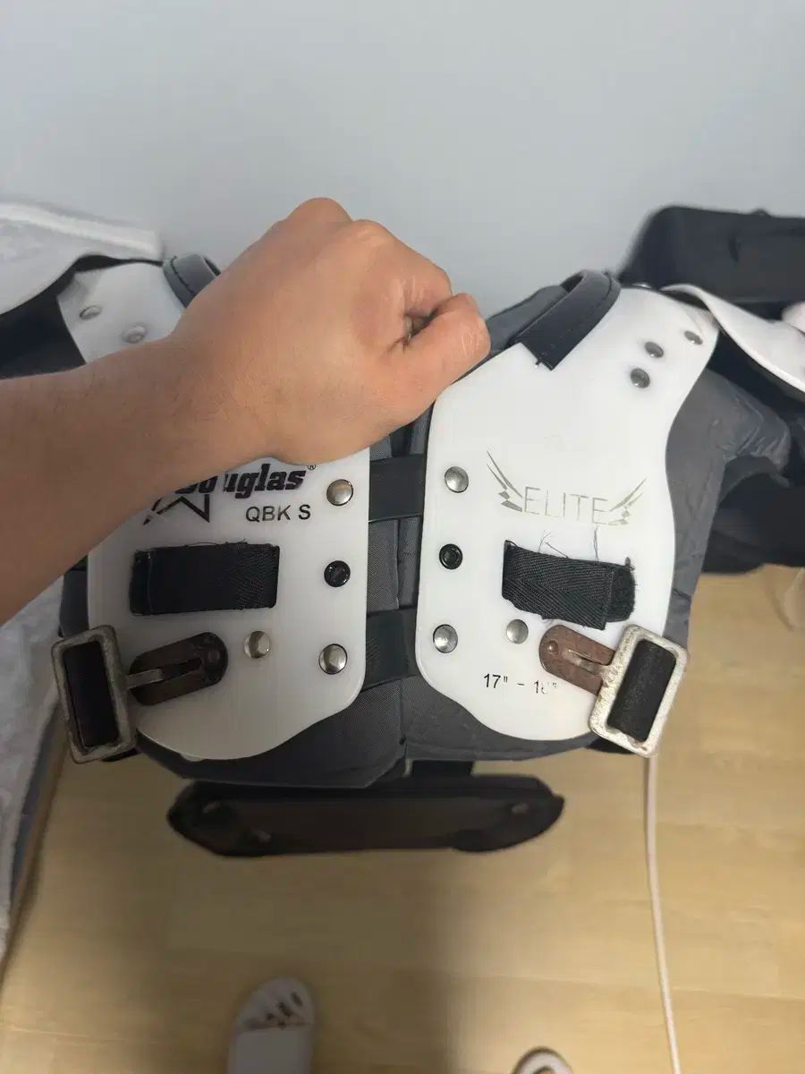  アメフト装備 ダグラス ショルダーパッド S サイズ その他 武道 格闘技