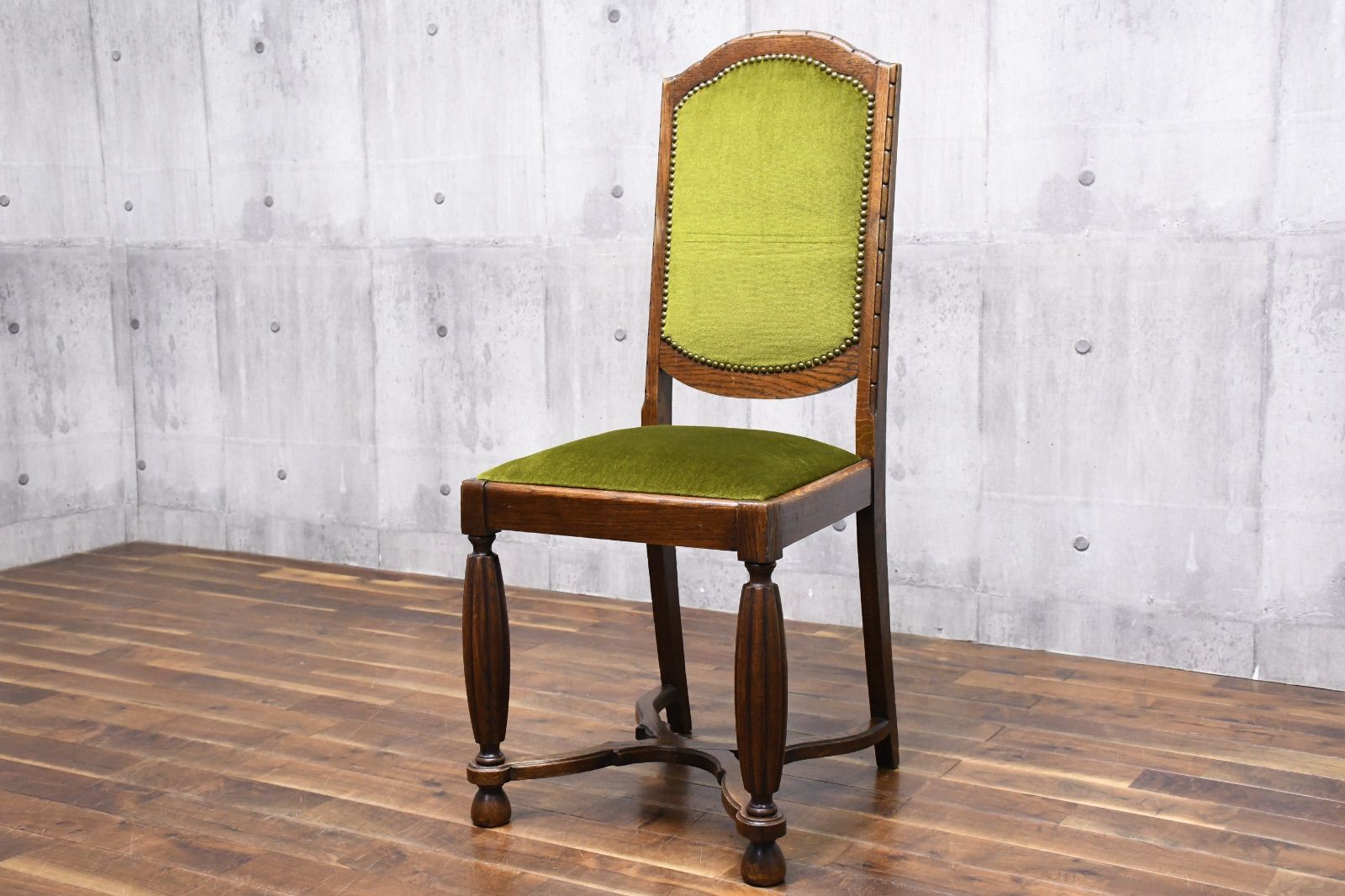 EJC76 イギリスアンティーク バルボスレッグ サイドチェア 単鋲打ち グリーンモケット オーク無垢材 ダイニングチェア 彫刻装飾 英国 椅子
