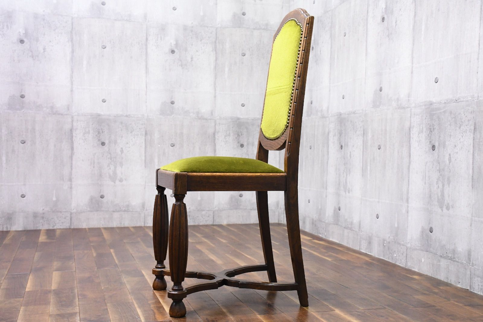 EJC76 イギリスアンティーク バルボスレッグ サイドチェア 単鋲打ち グリーンモケット オーク無垢材 ダイニングチェア 彫刻装飾 英国 椅子 MARWIL-DEMENAGEMENTS_CH